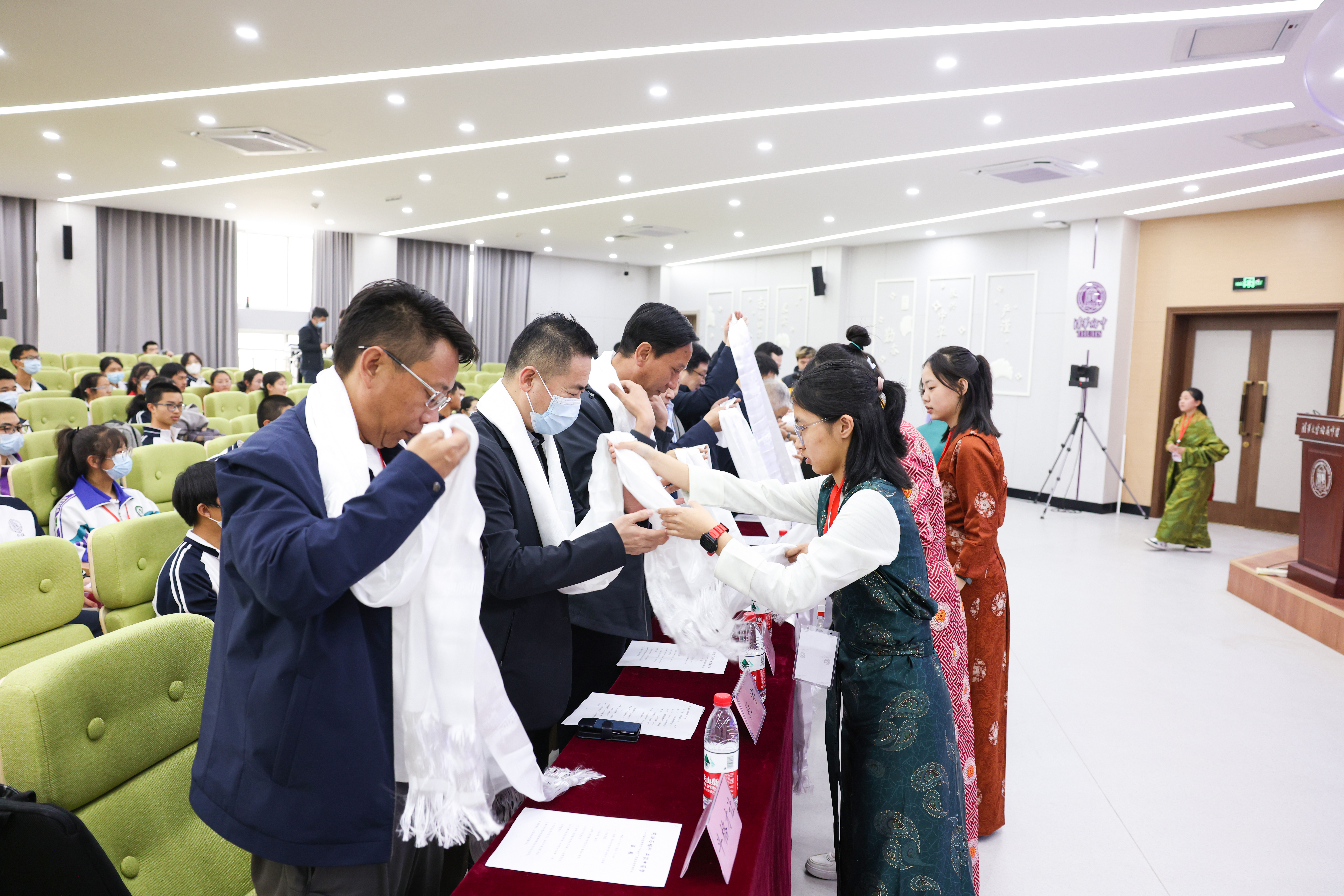 06 甘肃学生代表为教师代表敬献哈达.jpg