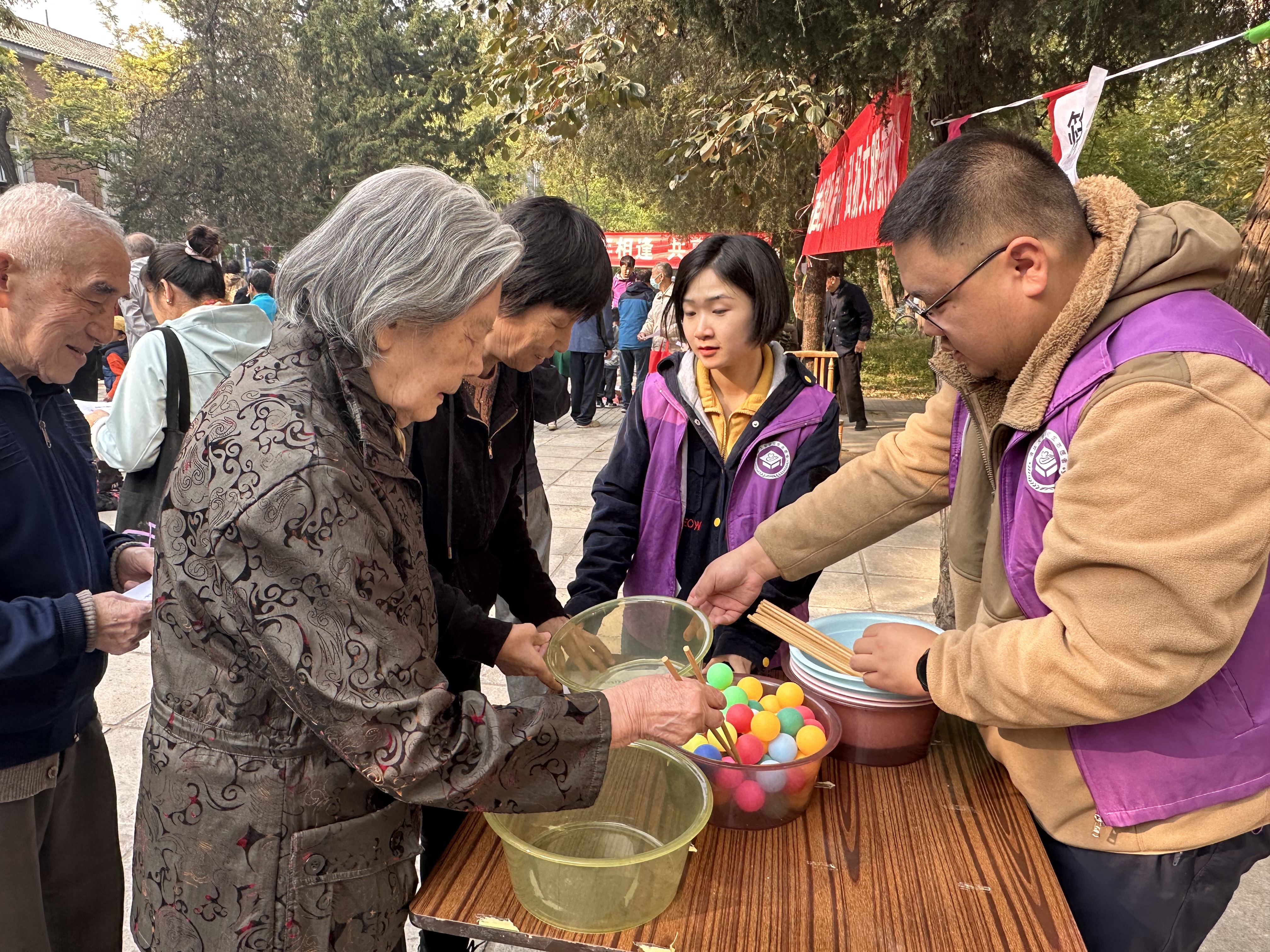 20231023-重阳节“传承温暖,敬老爱老”活动-胡益玮-志愿者服务老人们开展趣味运动会.jpg