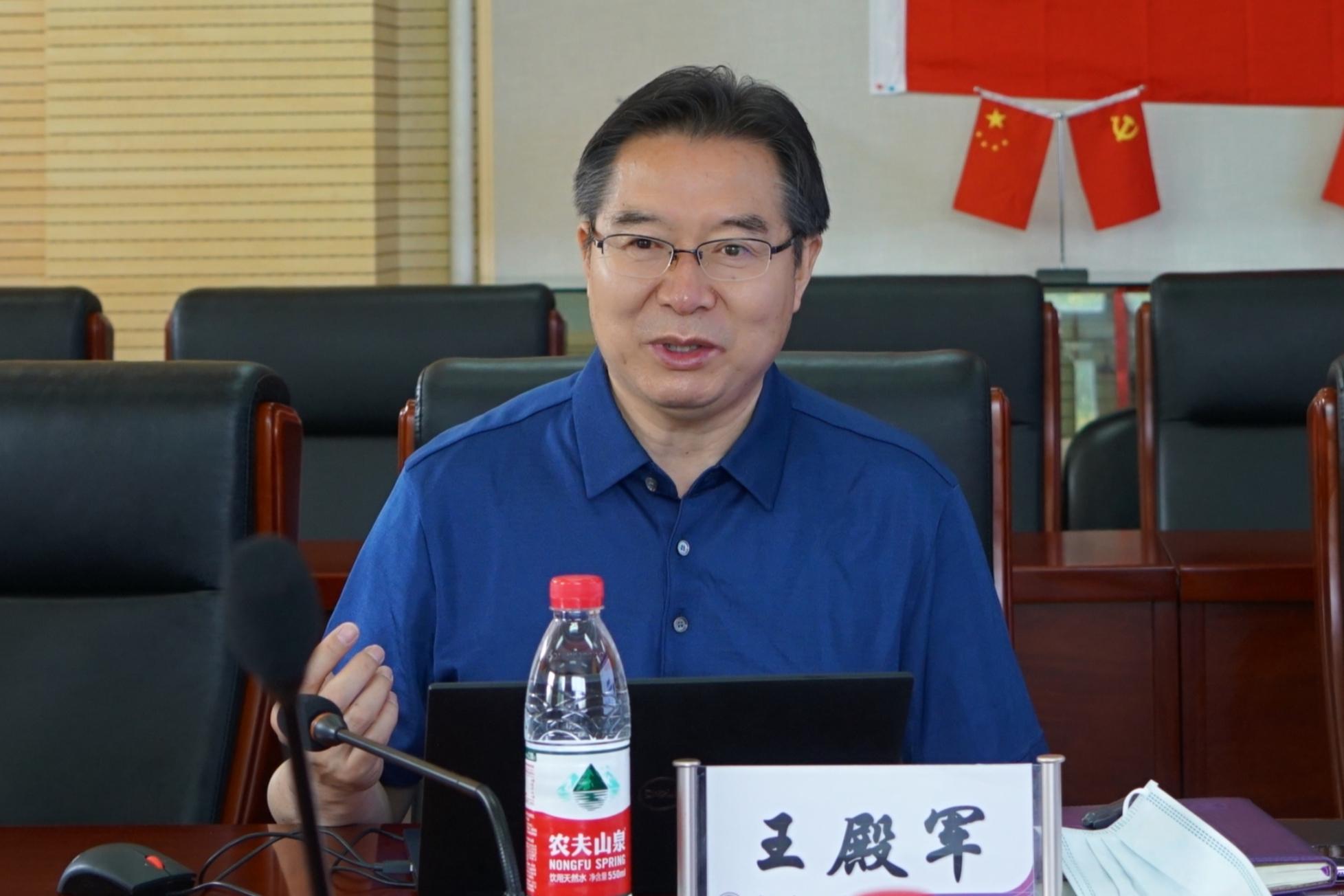 20220520-威尼斯9499登录入口校务委员会副主任姜胜耀调研检查清华附中疫情防控工作-清华附中-附中校长王殿军作疫情防控工作汇报.jpg