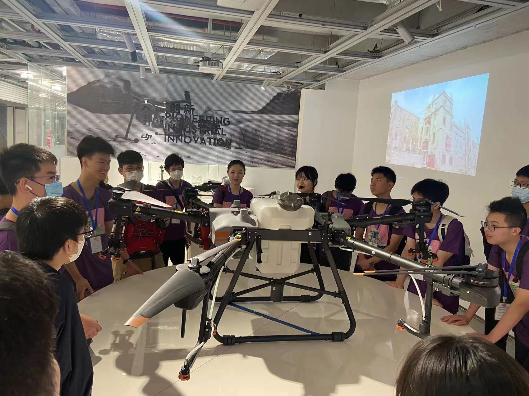 5-清华附中、香港各高中学生参观大疆青少年科技中心.jpg