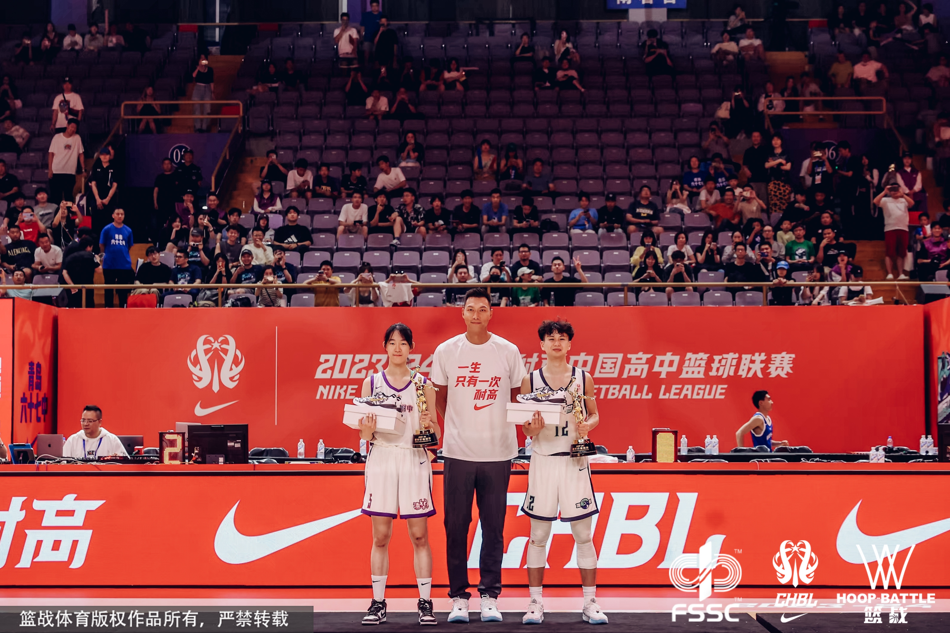 易建联与最有价值球员梁雅琦合影.jpg