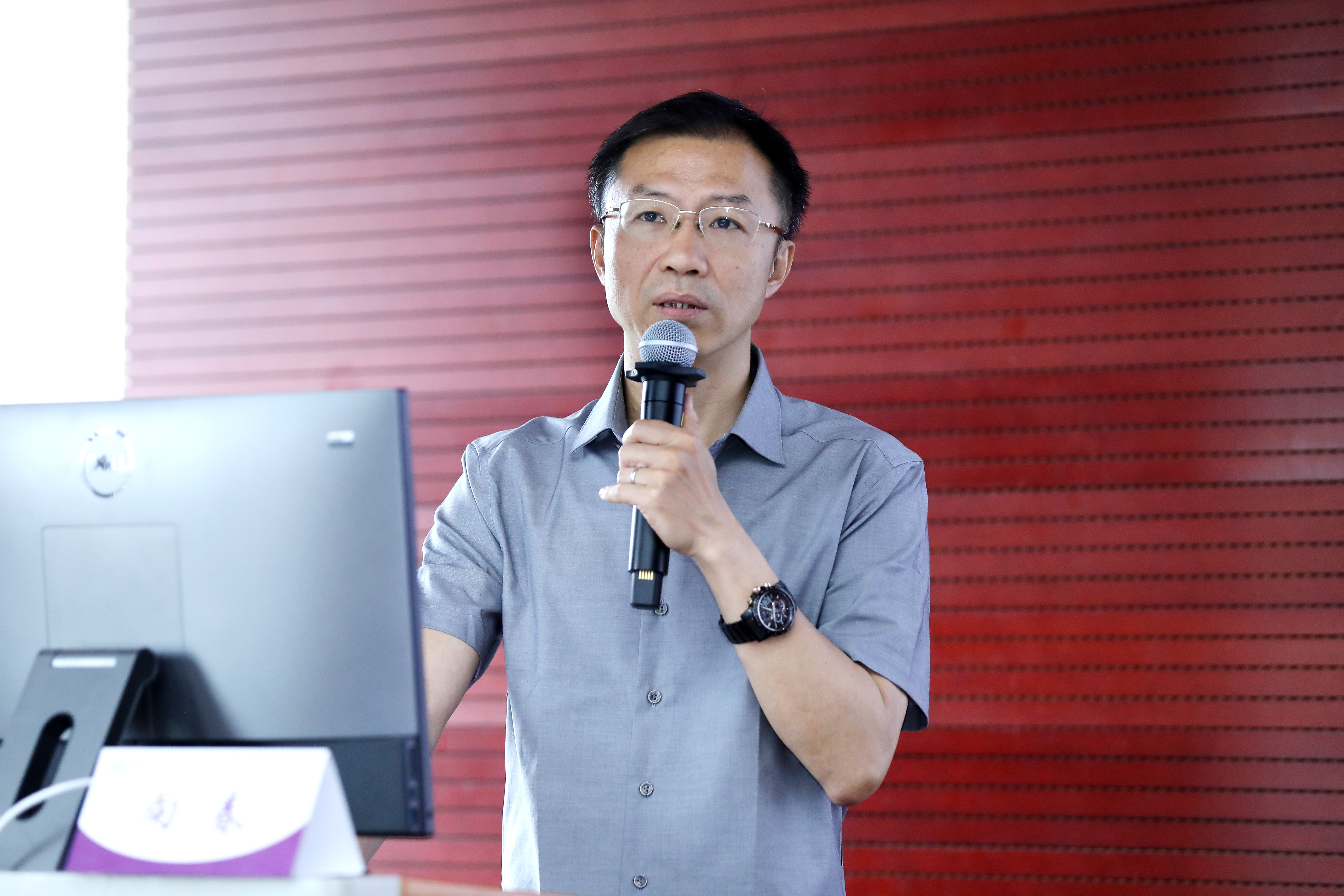 2.向春做主题报告.JPG