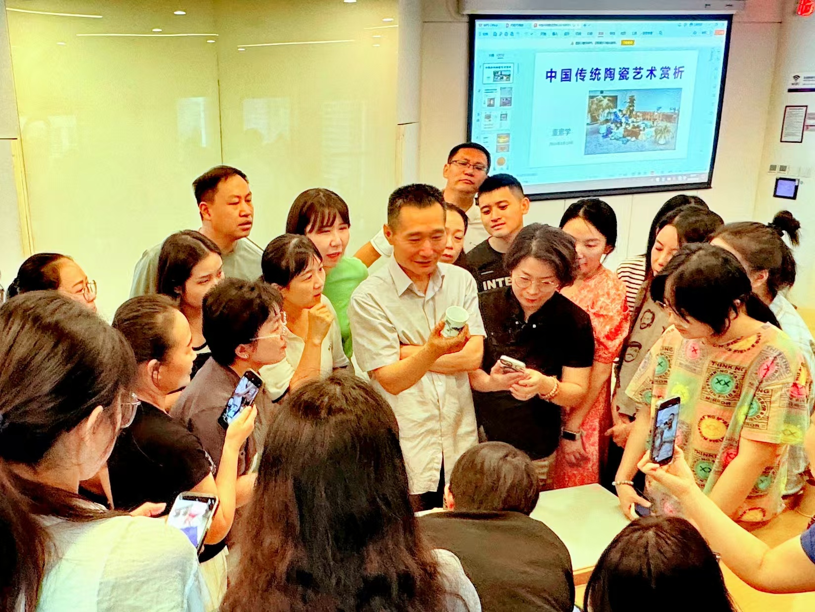 20240819- 清华伟新乡村美术教师培养计划第10举办- 威尼斯9499登录入口美术学院副教授董素学讲授“中国传统陶瓷艺术赏析”-郭薇拍摄.jpg