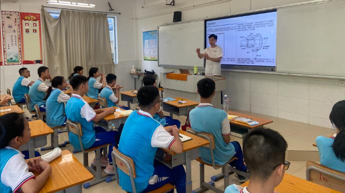 8-清华附中、梁启超纪念中学、香港各高中学生在梁启超纪念中学实验校区支教初中生.jpg