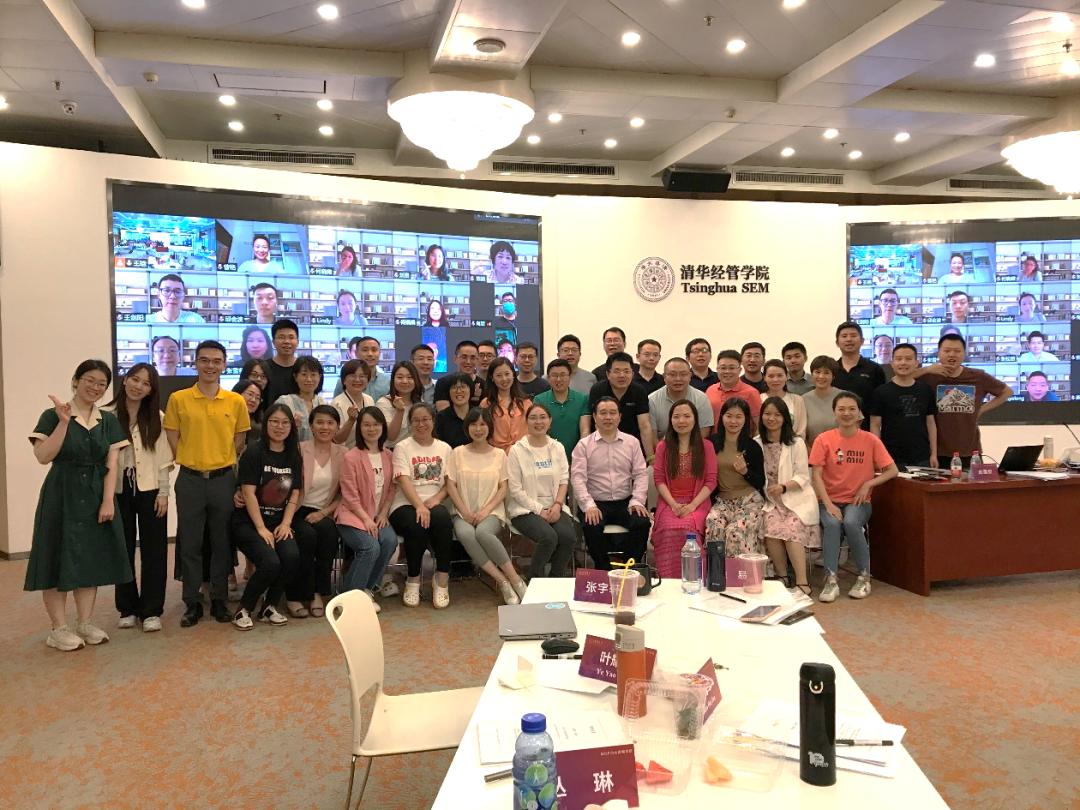 20220531-陈国权:甘做“时空山”的攀岩者-陈国权提供-陈国权-4陈国权和学生们在一起.png