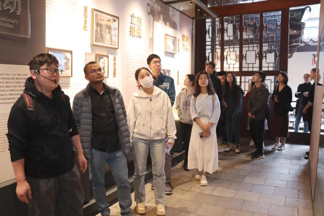 20231124-发现中国智慧,洞察中国发展——2023年我院“洞察中国”全球胜任力社会实践纪实-“洞察中国”福建实践支队-“洞察中国”福建实践支队参访福州三坊七巷街区.jpg