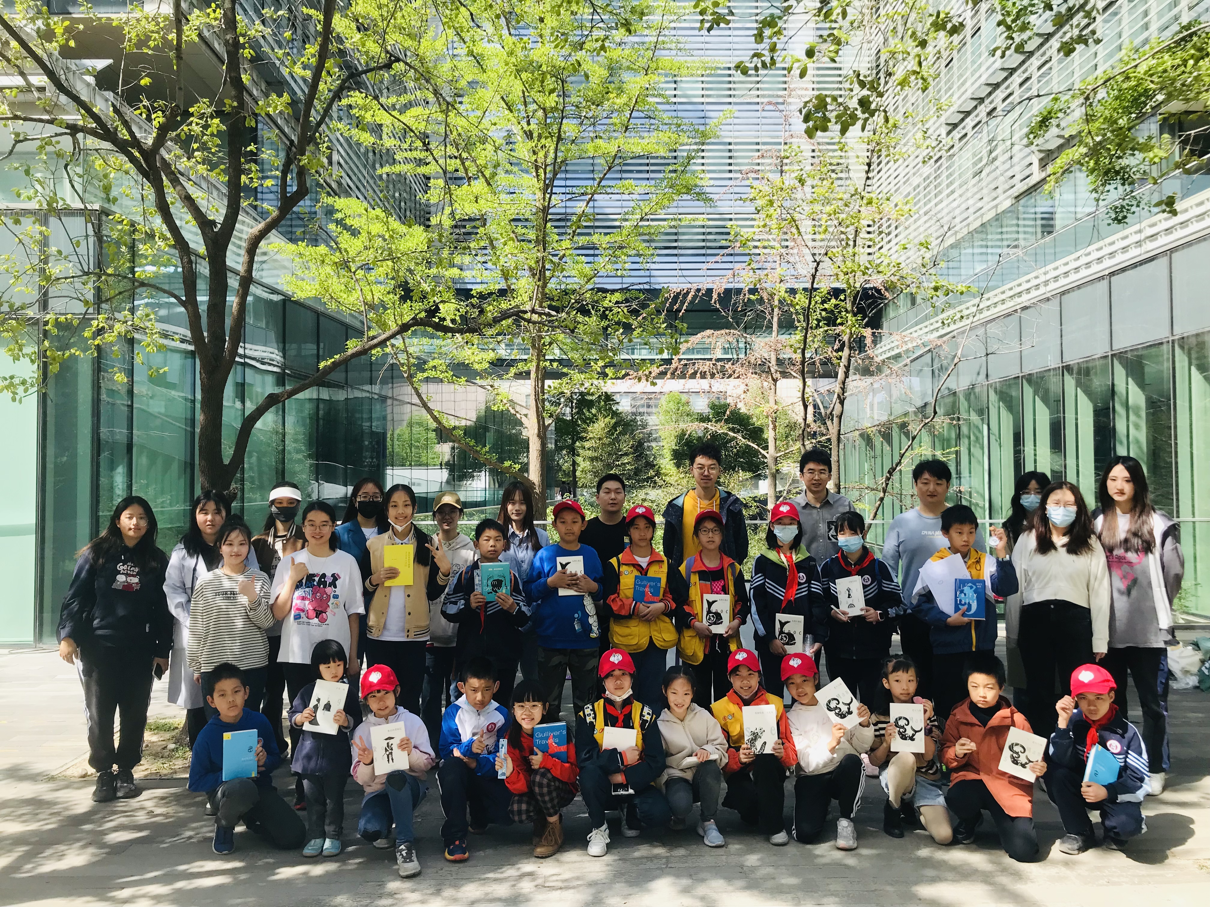 20230416-暖芽计划-张美华-志愿者和小朋友合照.jpg