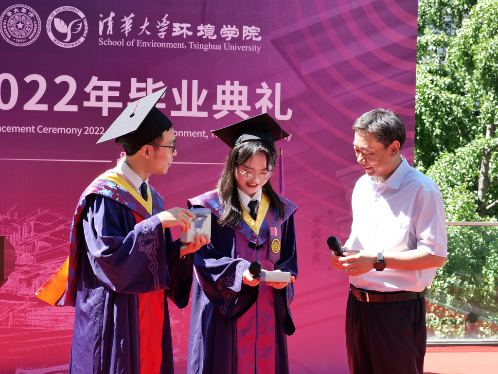 20220624-环境学院举行2022年毕业典礼-王顺-学院与毕业生代表互赠礼物png 20220624-环境学院举行2022年毕业典礼-王顺-学院与毕业生代表互赠礼物png