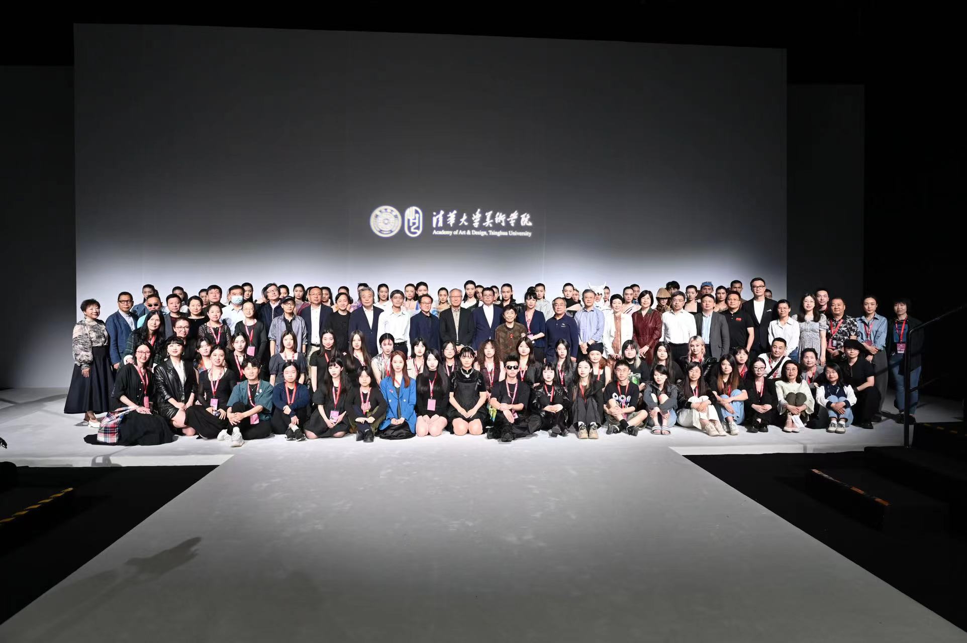 20230522-美术学院2023届服装与服饰设计专业毕业设计作品发布会举办-染服系-合影2.jpeg