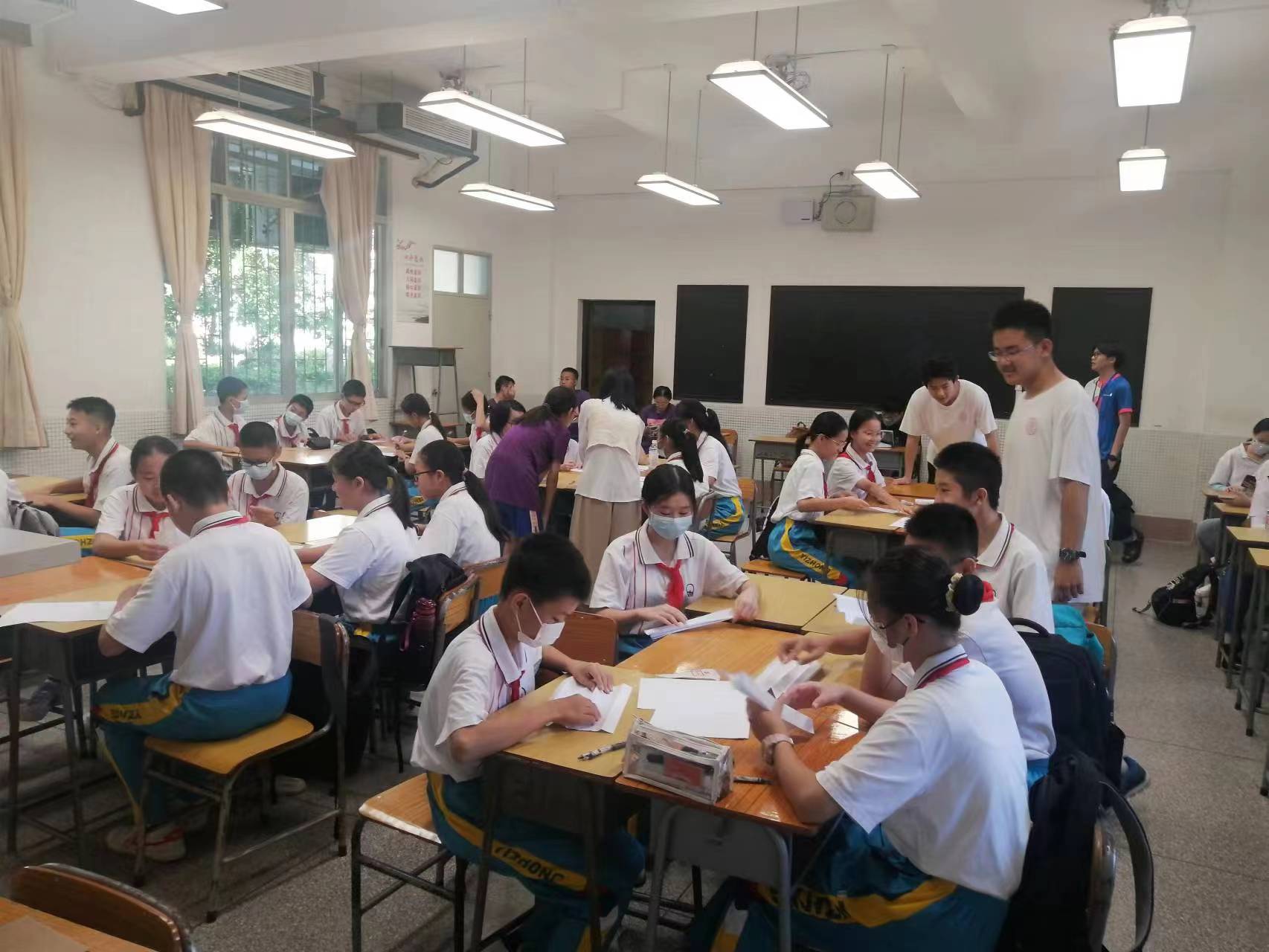 7-清华附中、新会一中、香港各高中学生在新会一中圭峰校区支教初中生.jpg