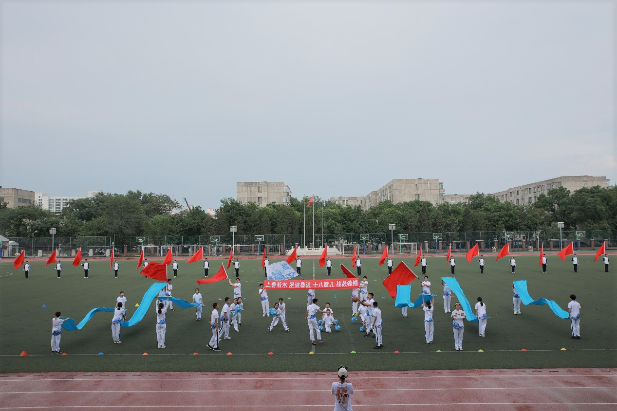 图33各班级方阵别出心裁的入场式表演.png