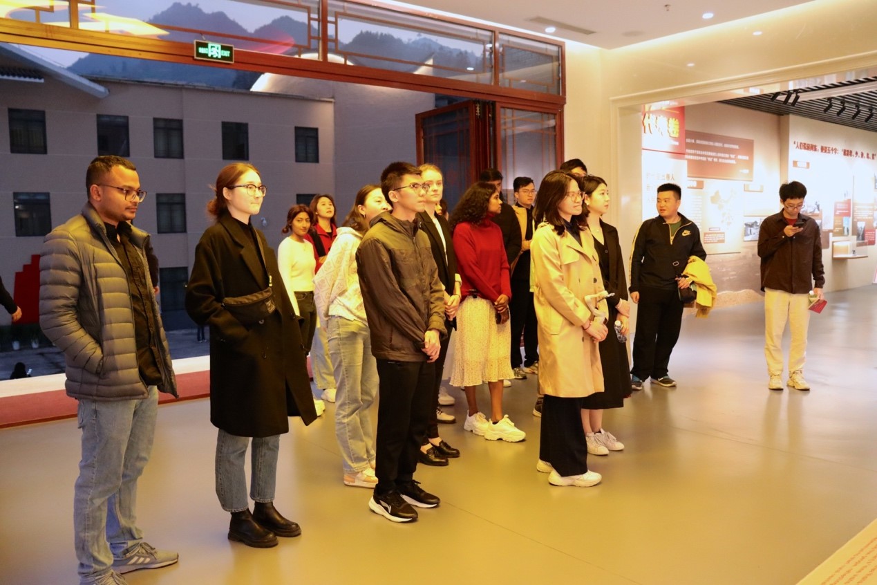 20231124-发现中国智慧,洞察中国发展——2023年我院“洞察中国”全球胜任力社会实践纪实-“洞察中国”福建实践支队-“洞察中国”赴福建支队成员参访难忘下党主题馆.jpg