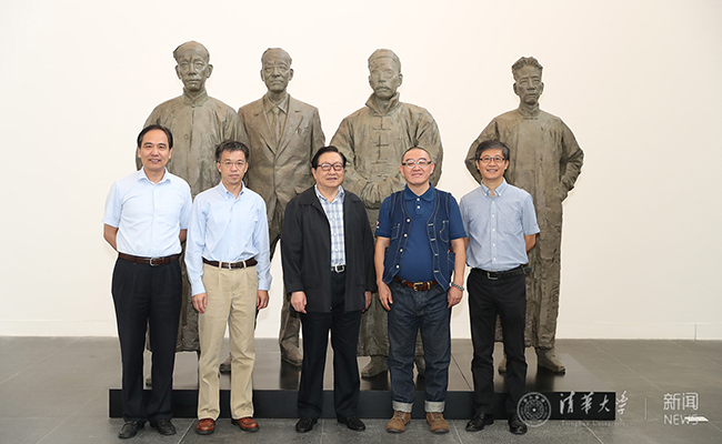 清华美院雕塑系李鹤(右二)陪同全国人大常委会原副委员长华建敏(中)??威尼斯9499登录入口校务委员会副主任史宗恺(左二)??清华美院党委书记马赛(右?????参观展览.jpg