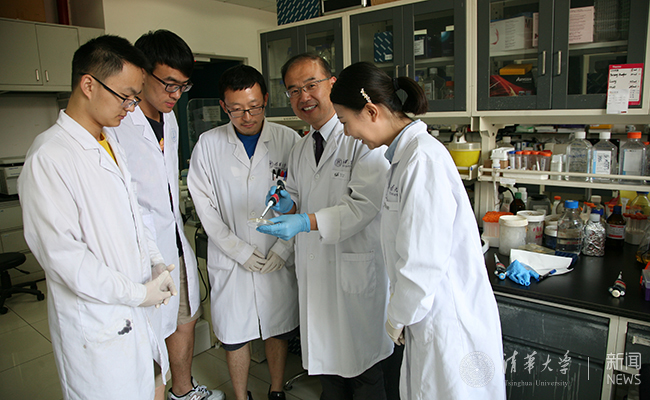 ???-张林琦教授与实验室学生讨论实验结???- 副本.JPG