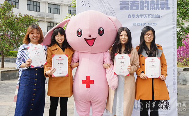 校内前四位完成成分血捐献的同学合???马欣欣摄.JPG
